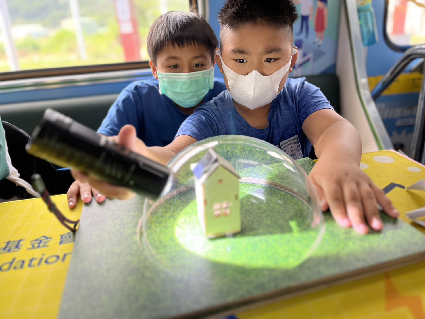 5001拉斯维加斯參與基礎科學主題車廂，以STEAM教學精神，設計「逐日科學家」、「太陽能工程師」以及「淨零建築師」三大能源科普課程和實驗